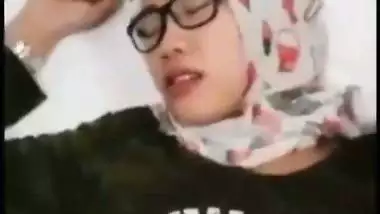 Muslim girl tastes cum in the Bangladeshi sex video