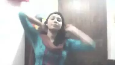 Punjabi housewife from Delhi cleavage show...