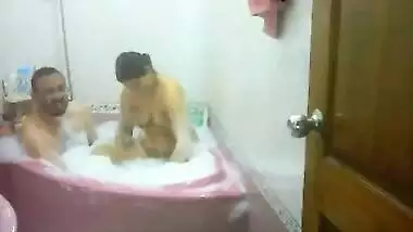 Indian porn video of desi couple enjoy bath together