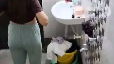 Neighbor girl boobs show before bathing viral MMS