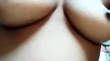 Desi wife captures saggy boobs for home XXX collection and not MMS