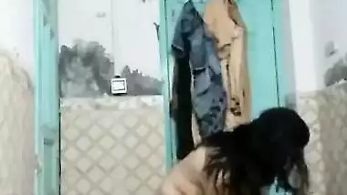 Sexy ass Pakistani wife nude show in bathroom