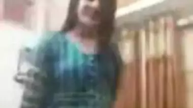 Swanky Indian needs no panties to perform a dance on the webcam