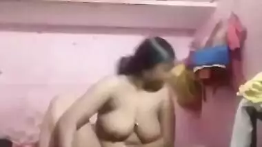 Super horny Desi XXX bitch masturbating her pussy with dildo on cam