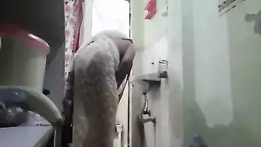 Indian house wife cleaning her home and showing boobs and pussy in saare