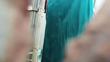 Mature MILF nude bath through hole on wall viral MMS