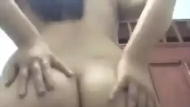 Desi cute girl show her beautiful ass