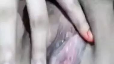 Brunette Indian XXX whore fucks herself MMS style for Desi watchers