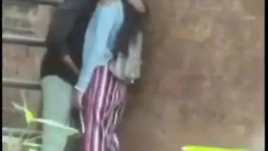 Outdoor Desi mms clip of Indian lovers caught making out by the wall