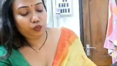 DreamGirl Youtuber live cam removing saree and blouse