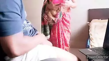 Indian Aunty In Perfect Valentine Gift For Indian Maid ( Kamwali Ko Gift)