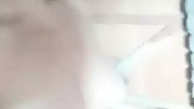 Desi woman takes everything off item by item for XXX posing in the nude