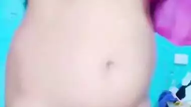 Sexy Desi XXX girl fingering her bald pussy on selfie cam