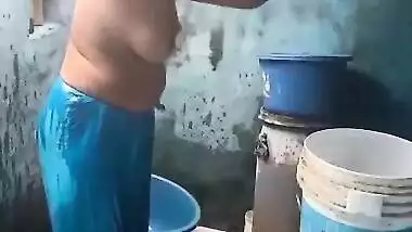 Today Exclusive- Desi Bhabhi Record Her Bathing Video For Lover Part 1