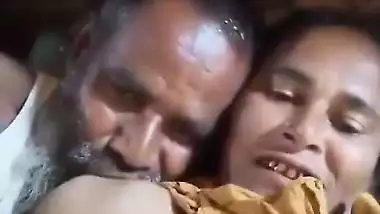 Uncle sucking wife boobs in viral selfie sex clip