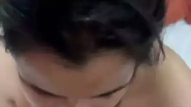Kinky guy drops his cum on his GF’s face in Punjabi sex