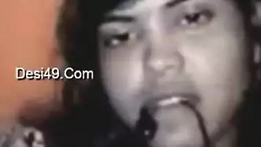 Desi girl takes an example from porn actresses and masturbates staying at home