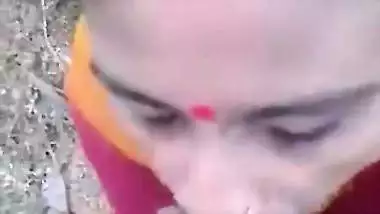 Bindi lady sucking lund – Outdoor blowjob sex