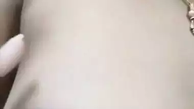 Desi nude Chennai lady presses her naked boobs