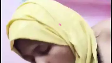 Hijabi girl records her nude MMS, sucking stepbrother’s dick