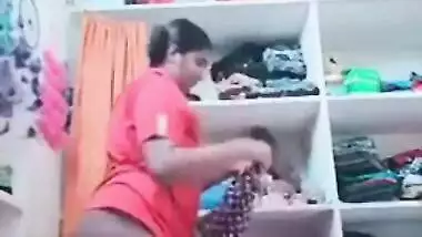 Desi woman shows up in the nude on sex camera and puts wear on XXX body