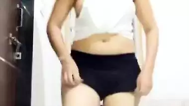 Lovely Indian girl showing boobs MMS video