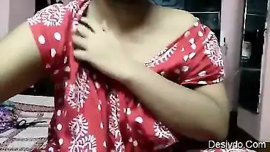 Hot aunty showing cute boobs
