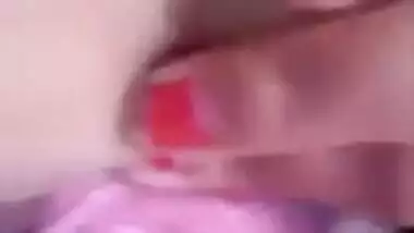 Desi woman sets camera down there and starts sex show focused on twat