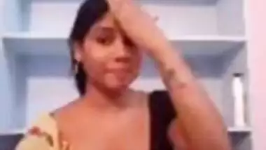 Wide Bhabhi Chuche Dhikhate Huwe