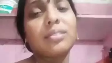 Desi girl's shows off tits and fucks her pussy in homemade XXX video