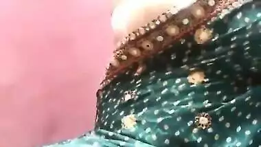Horny desi bhabhi showing boobs on live in Green saree with Clear audio n moaning