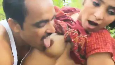 Daring xxx outdoor MMS of a milf with her neighbor