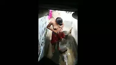 Hot young girl bathing video secretly filmed 1