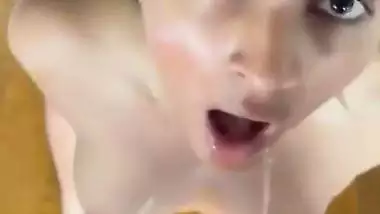 Man gets a Tamil blowjob from a Chennai girl and pees on her