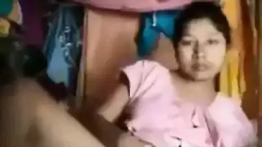 Horny like hell Bangla girl fingers her XXX snatch in Desi video