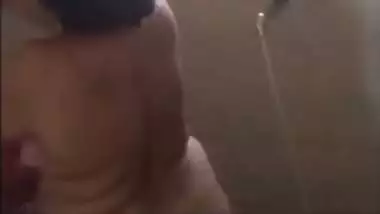 Big ass mature Indian aunty bathing videos online